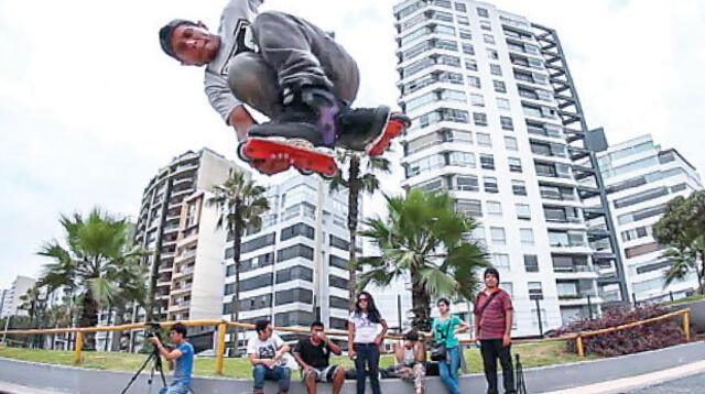 El patinaje es un buen deporte para empezar aprender en este verano