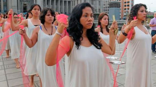 Mujeres realizaron performance para reclamar por sus derechos