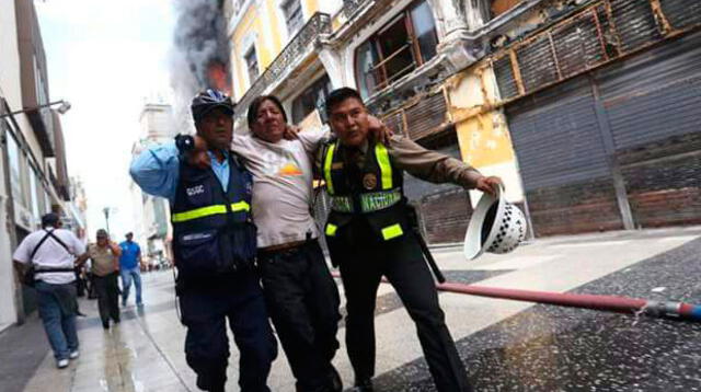 El agente policial en pleno traslado junto a un sereno de Lima