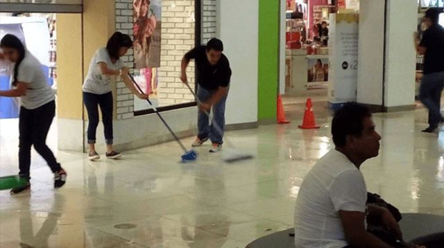 Facebook muestra cuando el agua levanta el piso del centro comercial Open Plaza en Piura