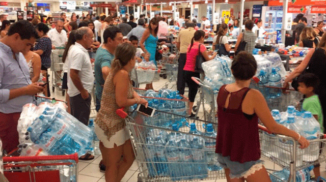 Miles de limeños arrasaron con envases de agua en los supermercados