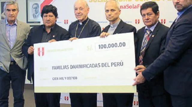 Cipriani recibió el cheque de la FPF con los 100 mil soles para los damnificados