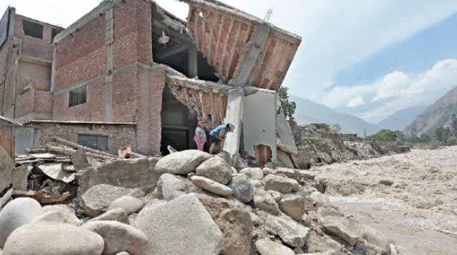 La mayor parte del inmueble de tres pisos de la familia Basur ha caído ante la bravura del río Rímac