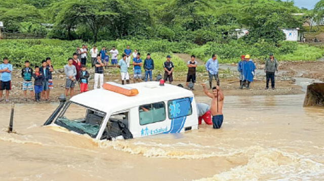 Ambulancia fue arrastrada por las fuertes lluvias