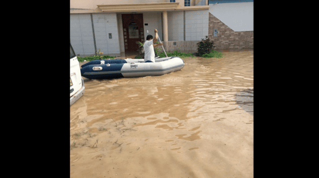Ciudadano en Piura tuvo que salir en bote de su casa en medio de calles inundadas