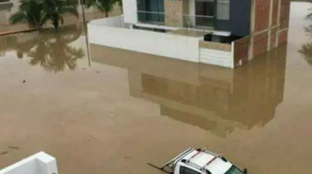 Niño queda atrapado en medio de las inundaciones