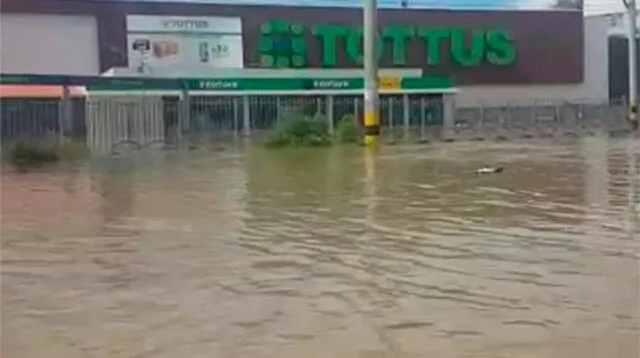 Open Plaza de Piura completamente inundado