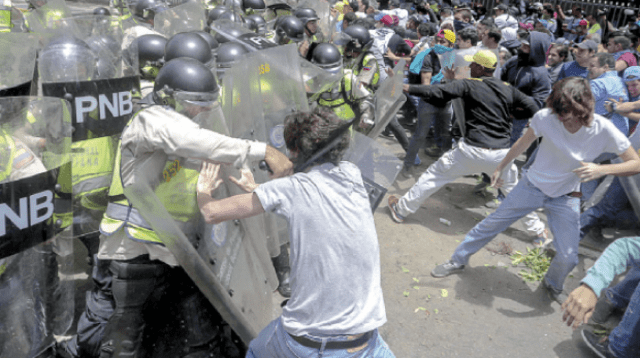 Violencia en las calles de caracas después que la OEA declarara que en el país hay alteración de la democracia