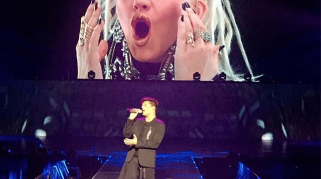 Christina Aguilera apareció de fondo en la presentación enloqueciendo a todos