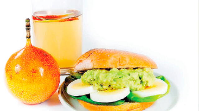 Pan con palta y rodajas de huevo sancochado