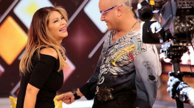Gisela Valcárcel celebrando con Carlos Cacho los 10 años de El Gran Show