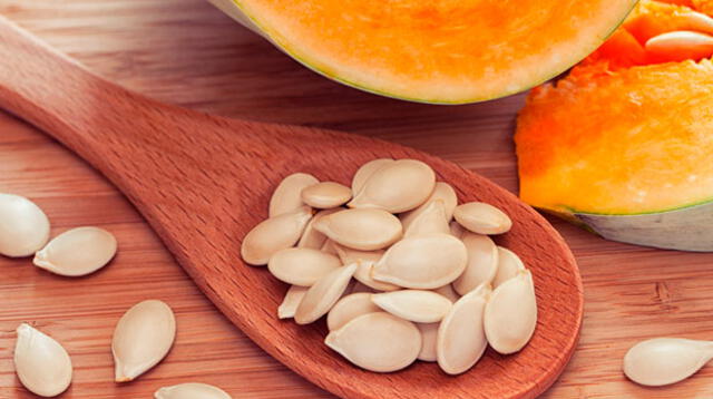 Las semillas de calabaza ayudan a controlar el colesterol y tiene altos niveles de vitamina K.