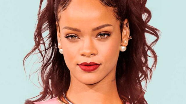 Rihanna dio que hablar con extraño look en festival de música