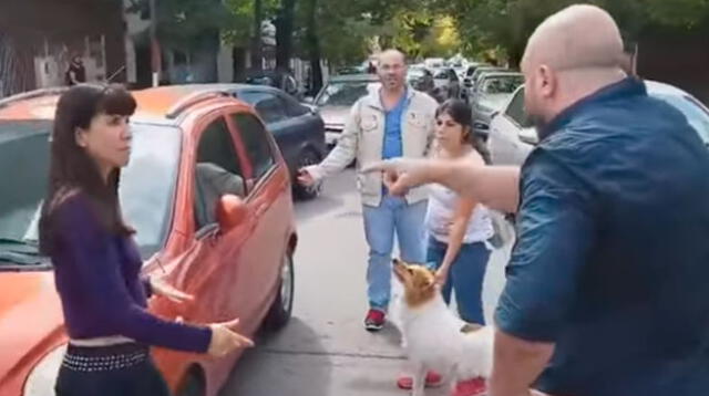 Vecinos increparon a familia que quiso abandonar a su perro en la calle