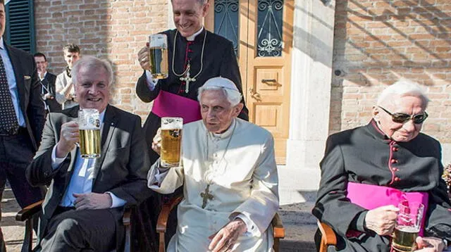 Benedicto XVI brindó con cerveza por sus 90 años 