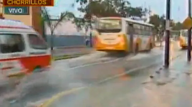 Calles de Chorrillos amanecieron inundadas por rotura de tuberías 