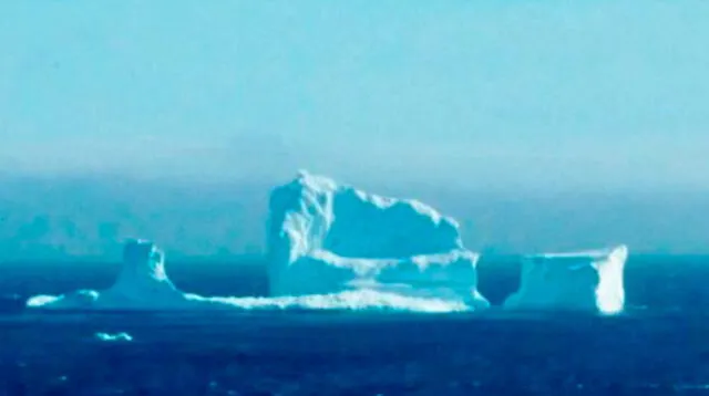 Gigantesco iceberg aparece junto a este pueblito