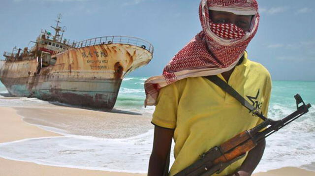 Feroz batalla entre piratas somalíes y guardias de seguridad