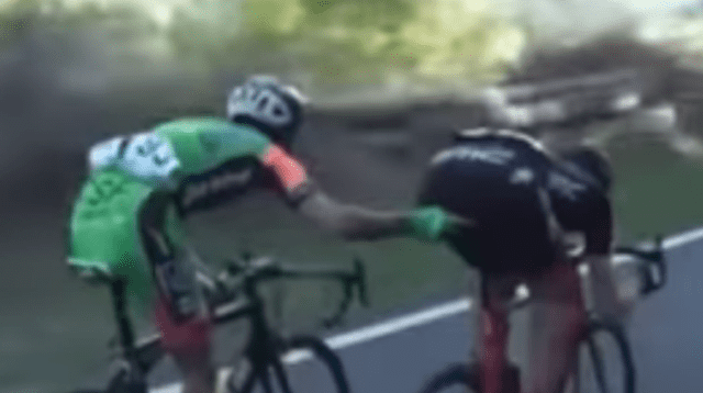 El ciclista se colgó de su rival, y al parecer empezó a tocarlo