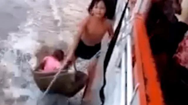 Niños de la selva de Perú arriesgan sus vidas en los ríos en donde "trabajan" para sobrevivir Niños de la selva de Perú arriesgan sus vidas en los ríos en donde "trabajan" para sobrevivir