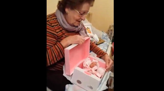 Abuela en el instante en que ve a la muñeca y queda muy sorprendida