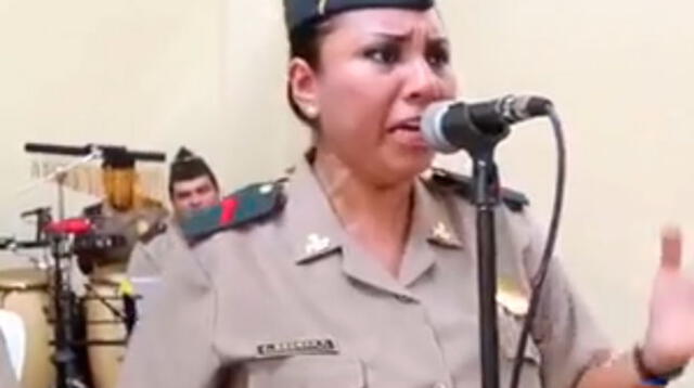 Mujer policía causa sensación por talento para el canto