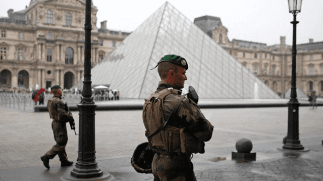 La policía en Francia tuvo que evacuar explanada del Museo de Louvre ante hallazgo de objeto sospechoso