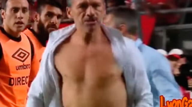 Entrenador argentino rompe su camisa luego de ser expulsado