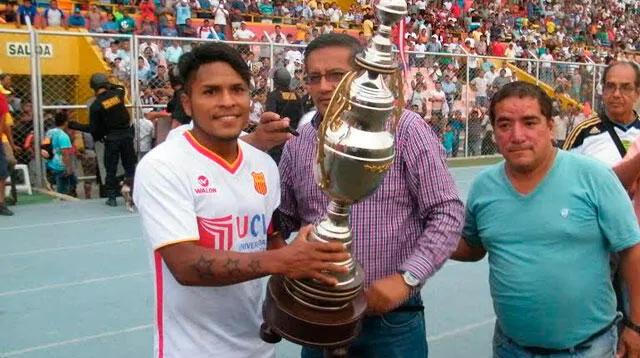 Orgulloso el capitán de Grau. Edson Panta  alza el trofeo de campeón distrital de Piura