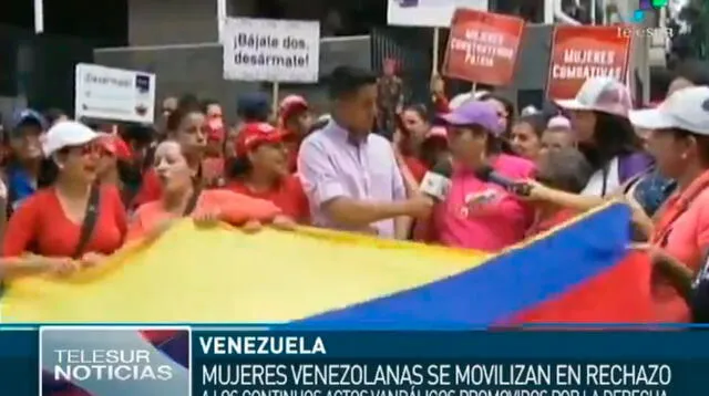Mujeres venezolanas marchan a favor de la paz en su país y exigen tranquilidad por parte del Gobierno de Maduro