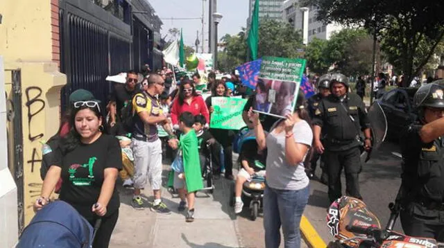 Madres denuncian abuso policial durante marcha a favor de la Marihuana Medicinal