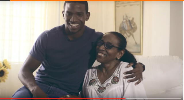 El atleta Andy Martínez junto a su madre milagros Chiroque. FOTO:Voleibol.pe