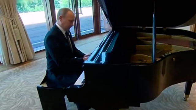 Vladimir Putin sorprende con su habilidad para tocar el piano