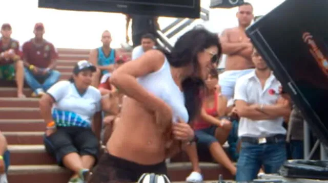 DJ hace topless en plena presentación y sus fans enloquecen