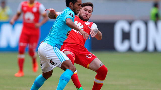 Carlos Lobatón volante del Sporting Cristal solo tuvo algunos destellos de buen fútbol. FOTO: EFE