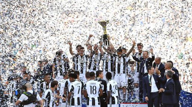 Los jugadores de la Juventus entre lo que destacan celebran su sexto título consecutivo en la liga italiana. FOTO: EFE