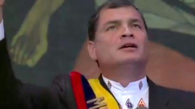 Rafael Correa llora tras recibir homenaje de despedida