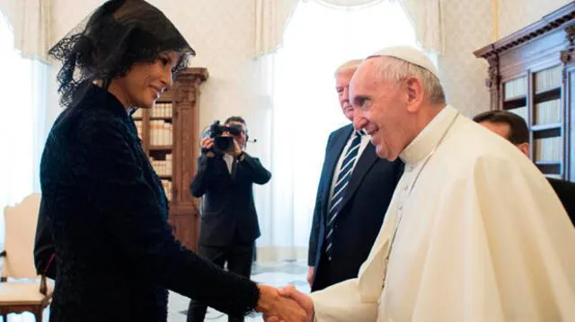 Papa Francisco rompió el hielo al bromar a la primera dama estadounidense Melania Trump
