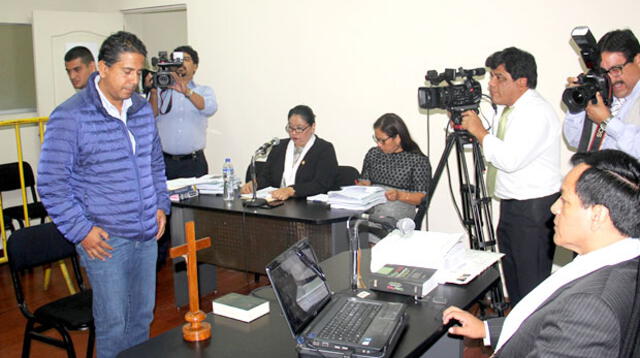 Audiencia duró más de tres horas en juzgado ubicado en Cercado de Lima, a donde Riera Díaz llegó muy temprano para evitar el asedio de la prensa