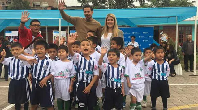 Así fue recibido Claudio Pizarro por los niños de un centro social