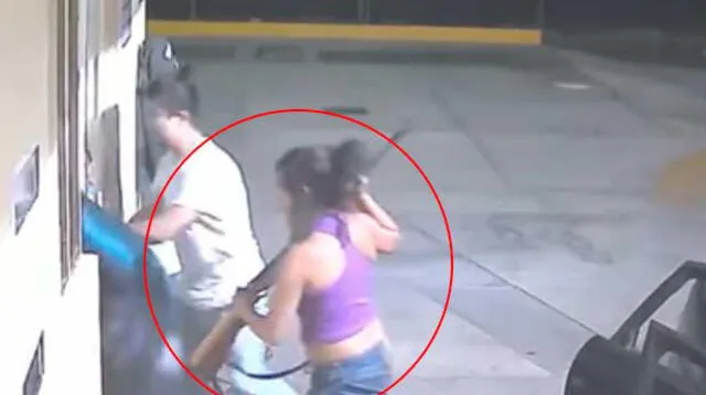 Mujer con rifle en mano lidera un asalto en gasolinería de México