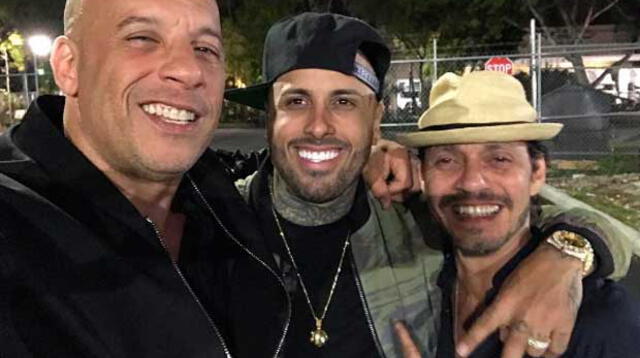 Marc Anthony luce con mirada cansada en selfie de Instagram