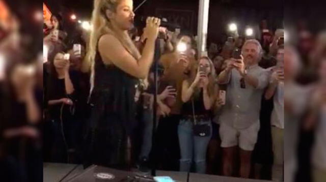 Shakira sorprende a sus fans con un pequeño concierto en Miami