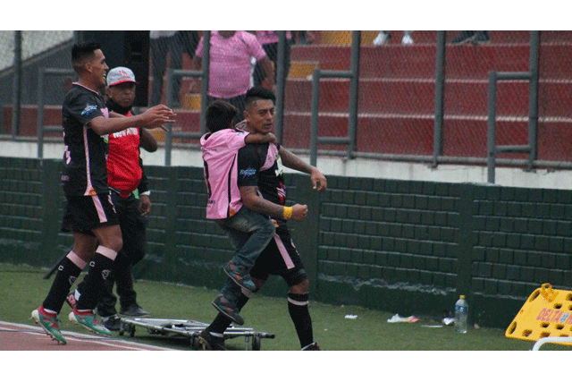 Crifford Seminario del  Sport Boys celebra su gol . FOTO: Segunda División