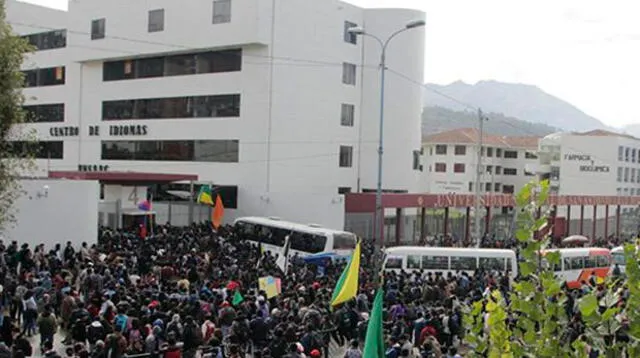 Universitarios toman buses en protestas por alza de pasajes