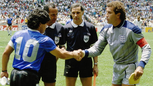 Bogdan Dochev junto a Maradona y Shilton antes del inicio del partido