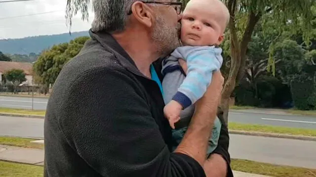El momento en que el abuelo besa a su nieto entre lágrimas