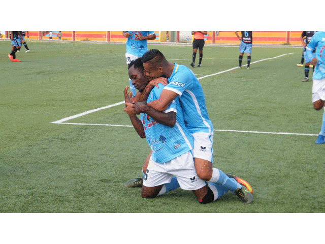 Yanic es abrazado por sus compañeros tras su gol