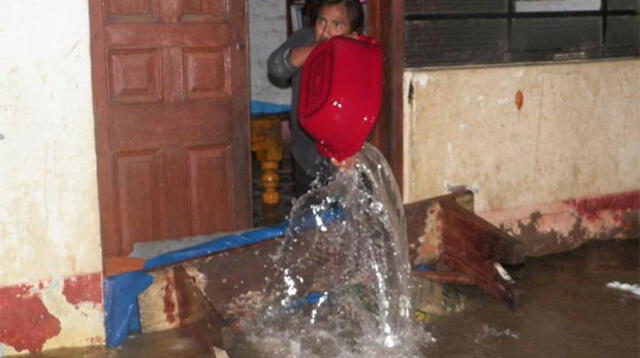Moradora extrae agua de su casa