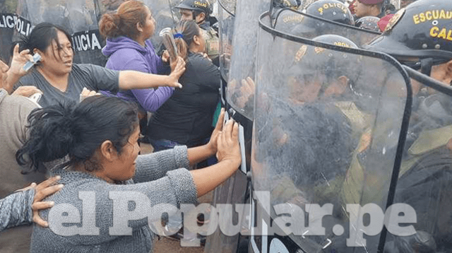 Familiares de reclusos se enfrentan a pedradas a la policía en el penal Sarita Colonia